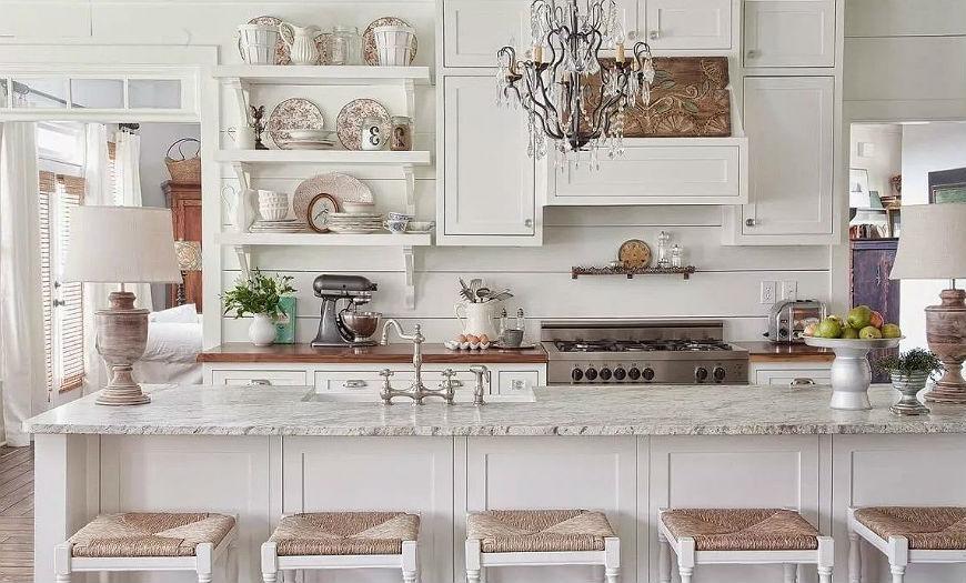 белая кухня с деревянной столешницей