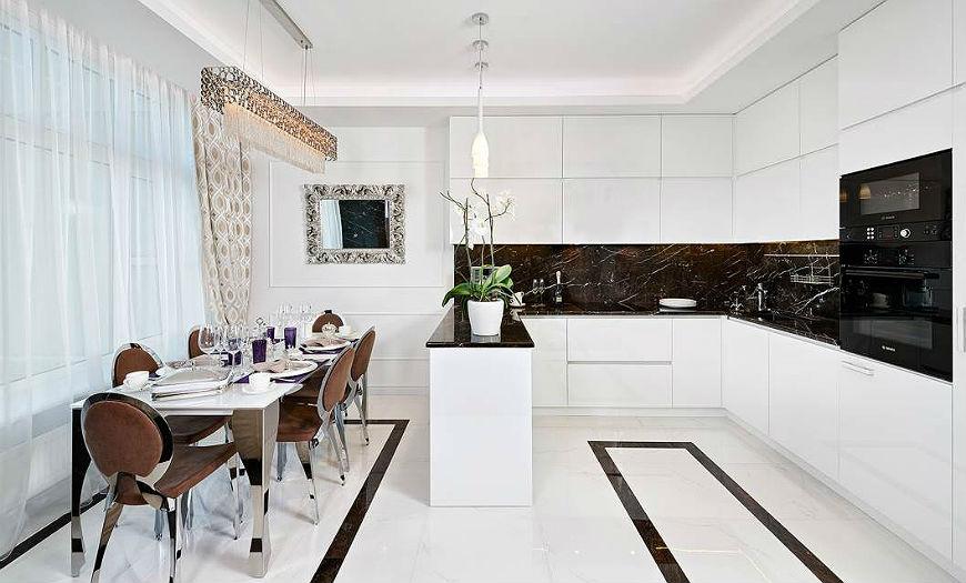 Белая кухня в помещении, реальные фото