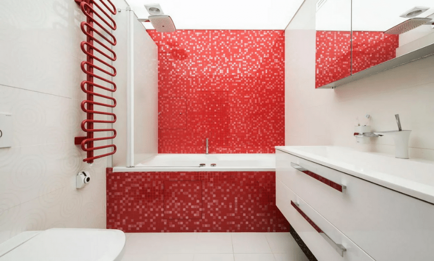 Сочетание красной плитки в ванной