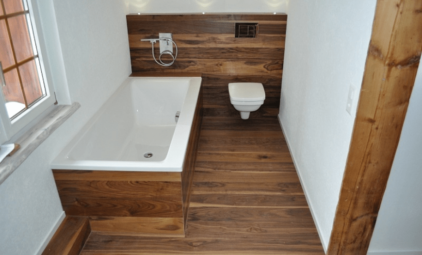 Деревянный пол в маленькой ванной